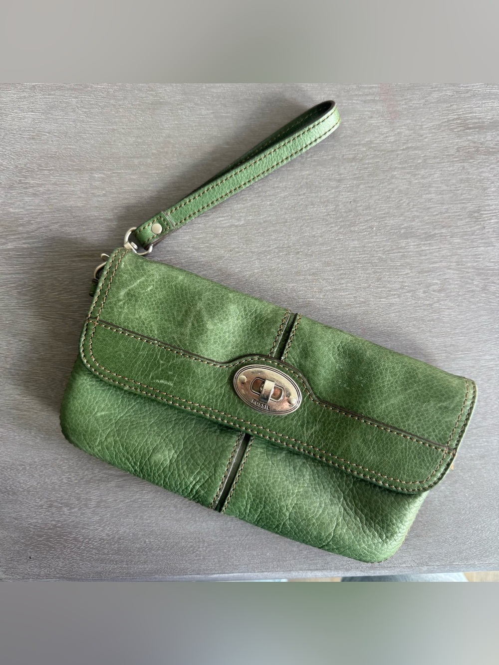Fossil Green Leather Turn-Lock Wristlet Clutch - Picture 2 of 10